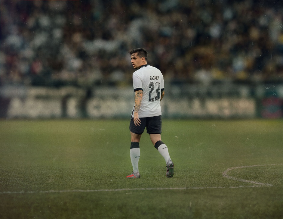 Fagner foi o jogador do Corinthians escolhido para estrelar a campanha da nova camisa da Nike
