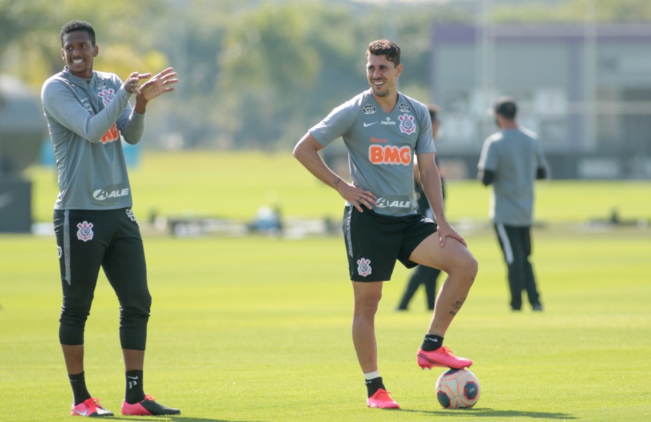 J e Danilo Avelar podem ser as novidades do Corinthians no Paulisto