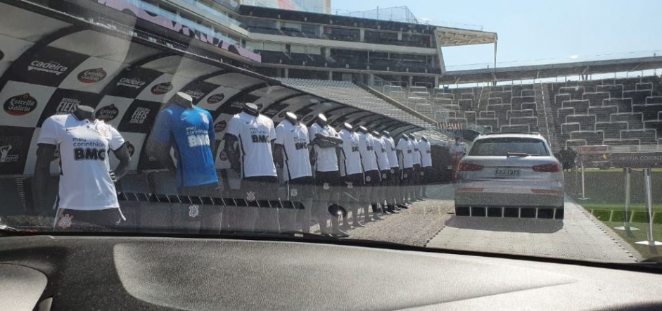 Evento na Arena Corinthians exibe uniforme com logo preto e branco