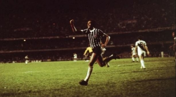 Gol hist�rico de Bas�lio em 77 ficou em primeiro no Top 10 feito pelo Corinthians
