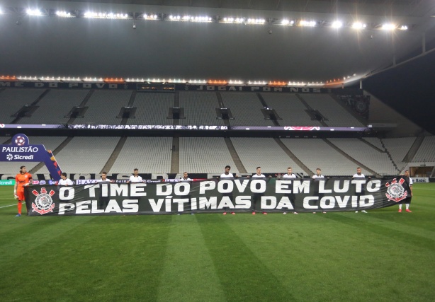 Corinthians prestou homenagem aos mais de 65 mil mortos pelo coronav�rus