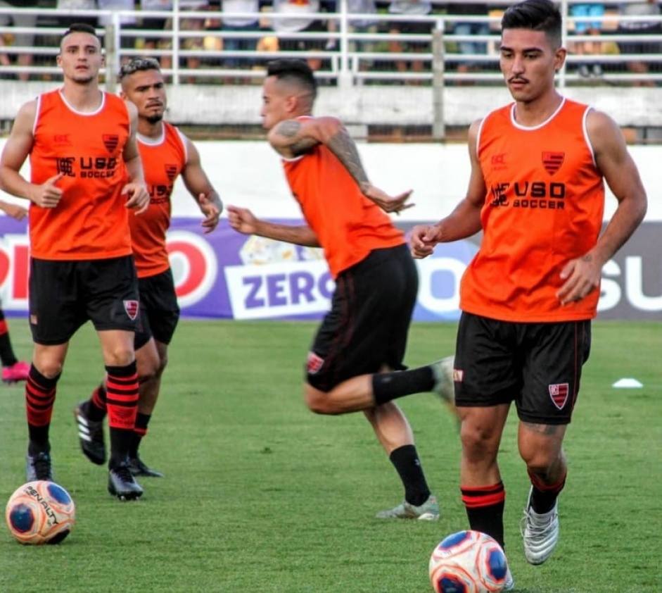 Guilherme Mantuan (ao fundo) e Fabrcio Oya ( frente) so dois dois 11 jogadores cedidos pelo Corinthians ao Oeste apenas em 2020