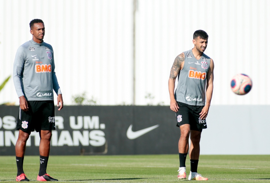 J e Camacho durante o treino do Corinthians nesta sexta-feira