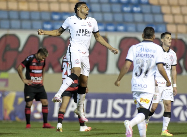 Avelar e �derson foram exaltados pela torcida do Corinthians neste domingo