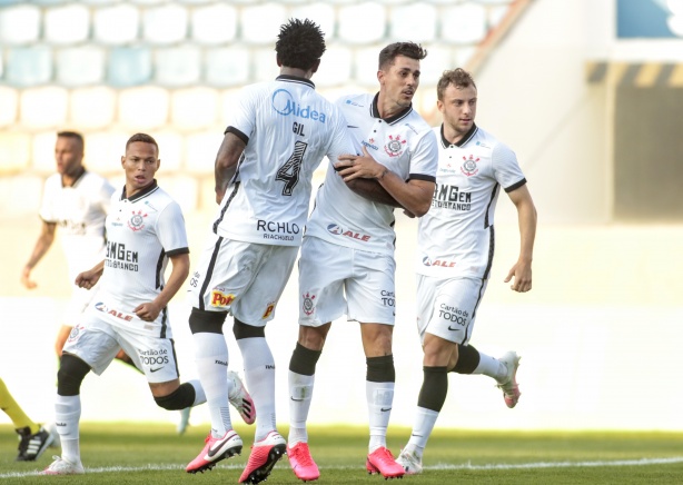 Corinthians vence Oeste por 2 a 0 e avança ao mata-mata do Paulistão