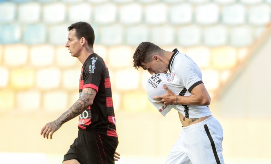 Danilo Avelar marcou o primeiro gol do Corinthians contra o Oeste; jogador dedicou tento ao filho