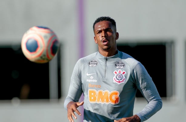 Jô segue mantendo a forma no CT Joaquim Grava, aguardando ser inscrito na CBF e na FPF