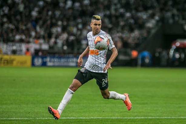 Recuperado da Covid-19, Victor Cantillo voltará a ficar à disposição de Tiago Nunes no duelo com o Red Bull Bragantino
