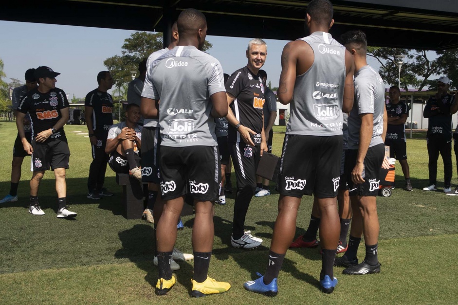 Tiago Nunes e a molecada do Corinthians durante um dos dos treinos no CT Joaquim Grava