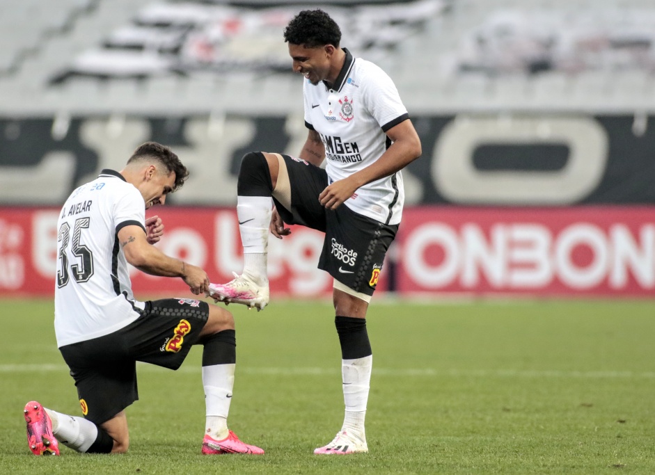 derson e Danilo Avelar comemoram terceira partida seguida com gol do volante