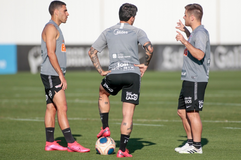 Gabriel, Fagner e Ramiro durante treino do Corinthians no CT Joaquim Grava