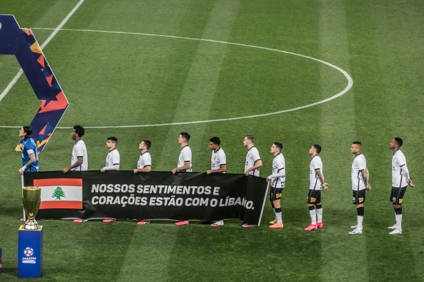 Corinthians entrou em campo com uma faixa em solidariedade ao L�bano