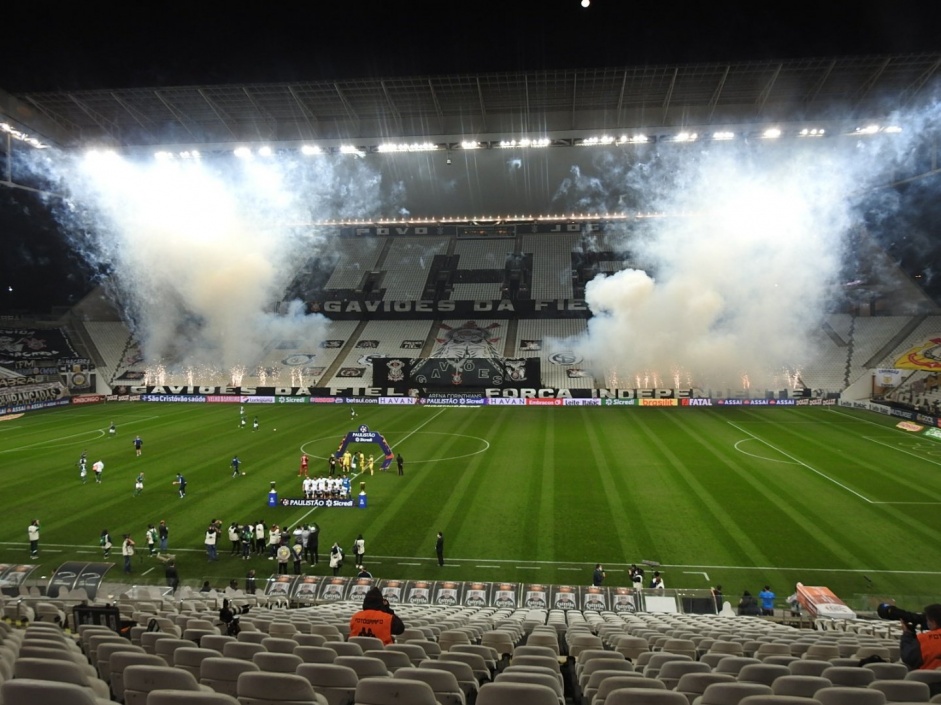 Futebol é Arte, Ousadia Faz Parte - O Corinthians prepara uma queima de  fogos, show de luzes, fumaça no Setor Norte, um gavião inflável e muita  festa para a entrada dos jogadores