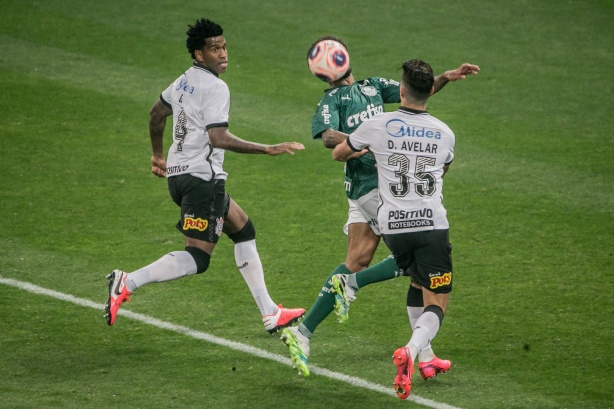 Gil e Avelar foram os zagueiros do Corinthians na sequência de cinco jogos sem tomar gol