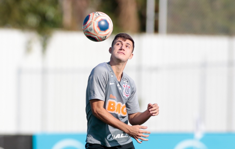 Lucas Piton durante o treino do Corinthians nesta quinta-feira, o primeiro antes da grande final