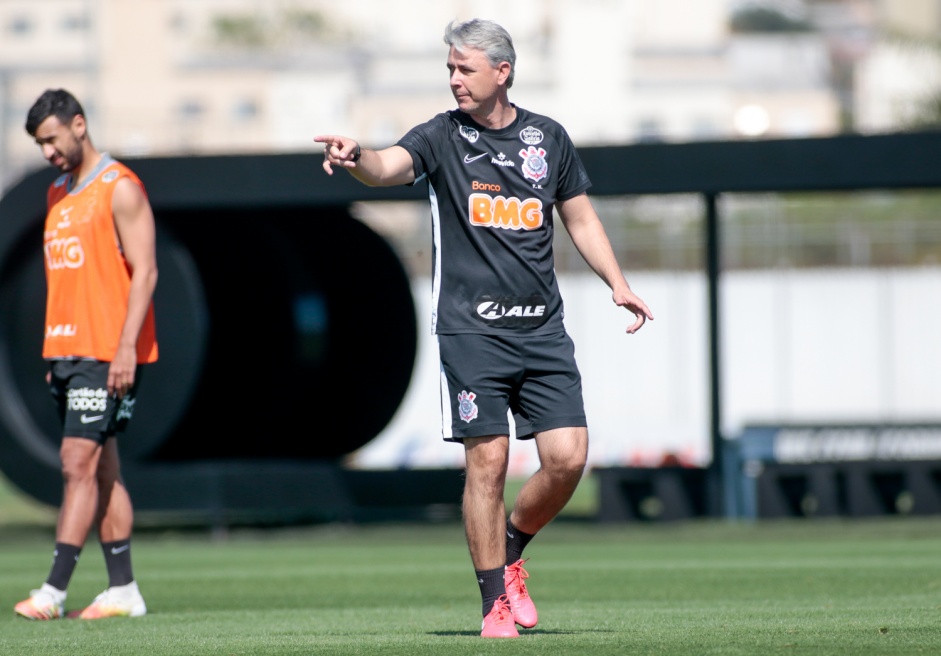 Tiago Nunes comandou os reservas em atividade com bola