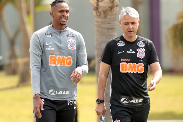 Tiago Nunes n�o conseguiu convencer � frente do Corinthians