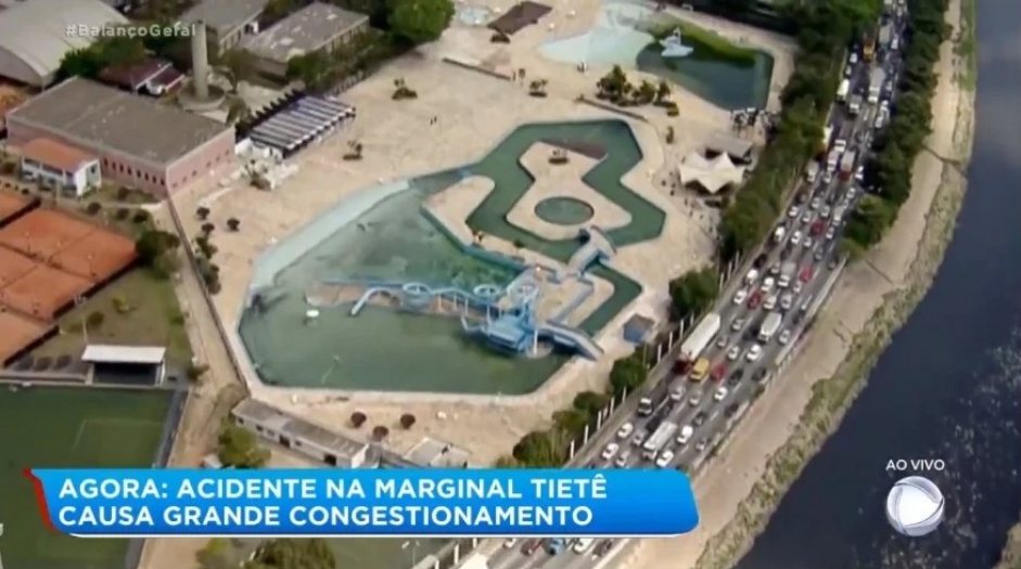 Imagem area da TV Record mostrou o parque aqutico do Parque So Jorge muito sujo e mal cuidado