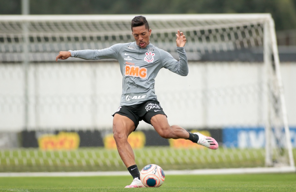 Dav ficou em campo apenas 68 minutos com a camisa do Corinthians desde janeiro