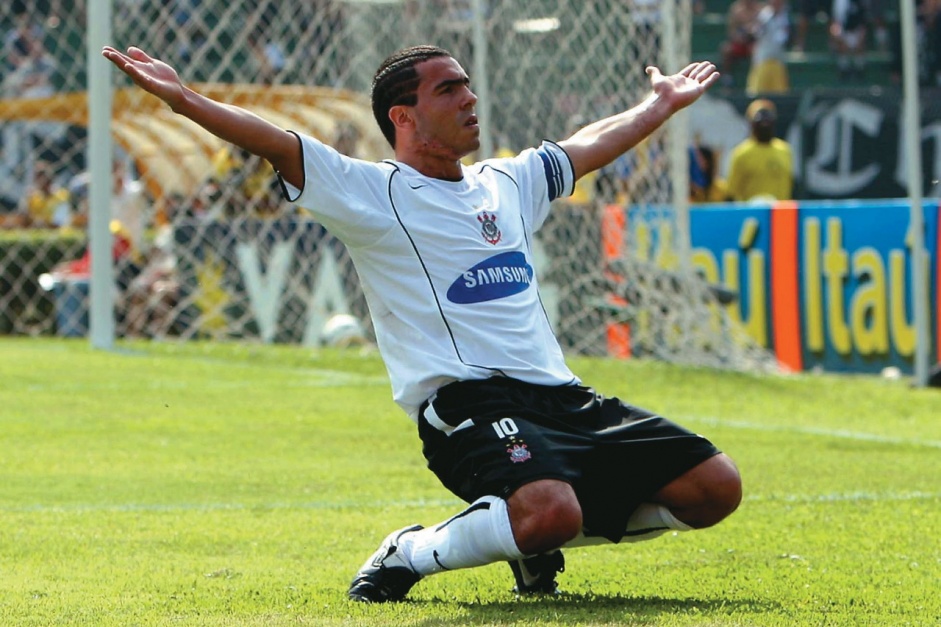 Tevez defendeu o Corinthians em 2005 e 2006