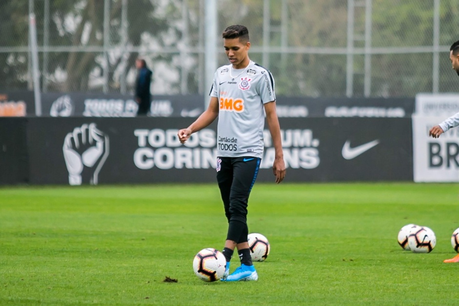 Pedrinho ainda segue com contrato vinculado ao Corinthians mesmo treinando em Portugal