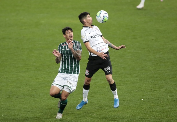 Araos em a��o no jogo contra o Coritiba