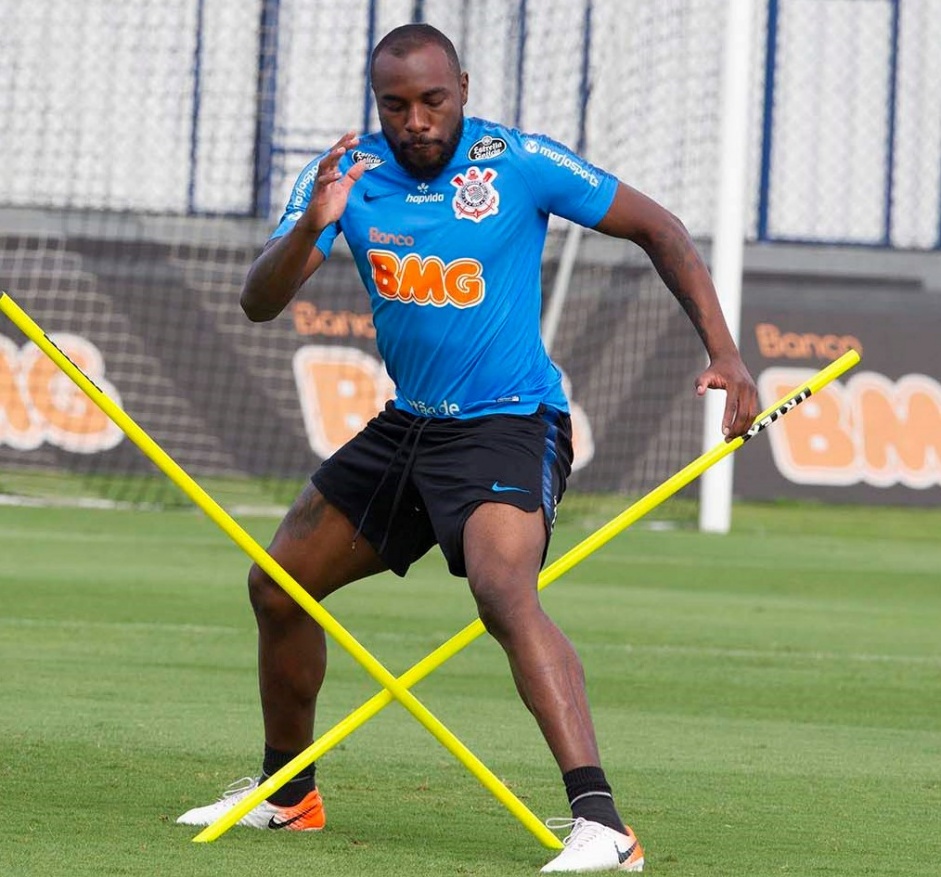 Manoel jogou no Corinthians durante a temporada 2019, emprestado pelo Cruzeiro; advogados pedem mais de R$ 1 milho na Justia do Trabalho