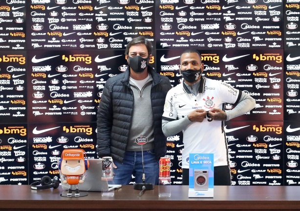 Diretor de futebol Du�lio Monteiro Alves na apresenta��o oficial de Otero, a �ltima contrata��o do Corinthians