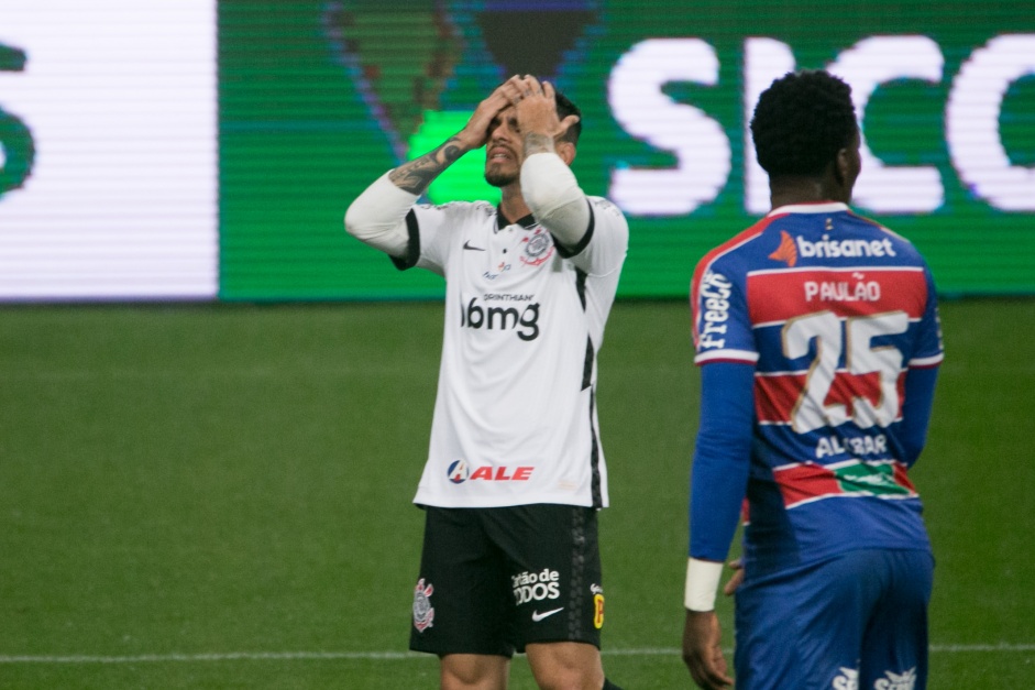 Sistema defensivo do Corinthians tem sofrido com bolas aladas