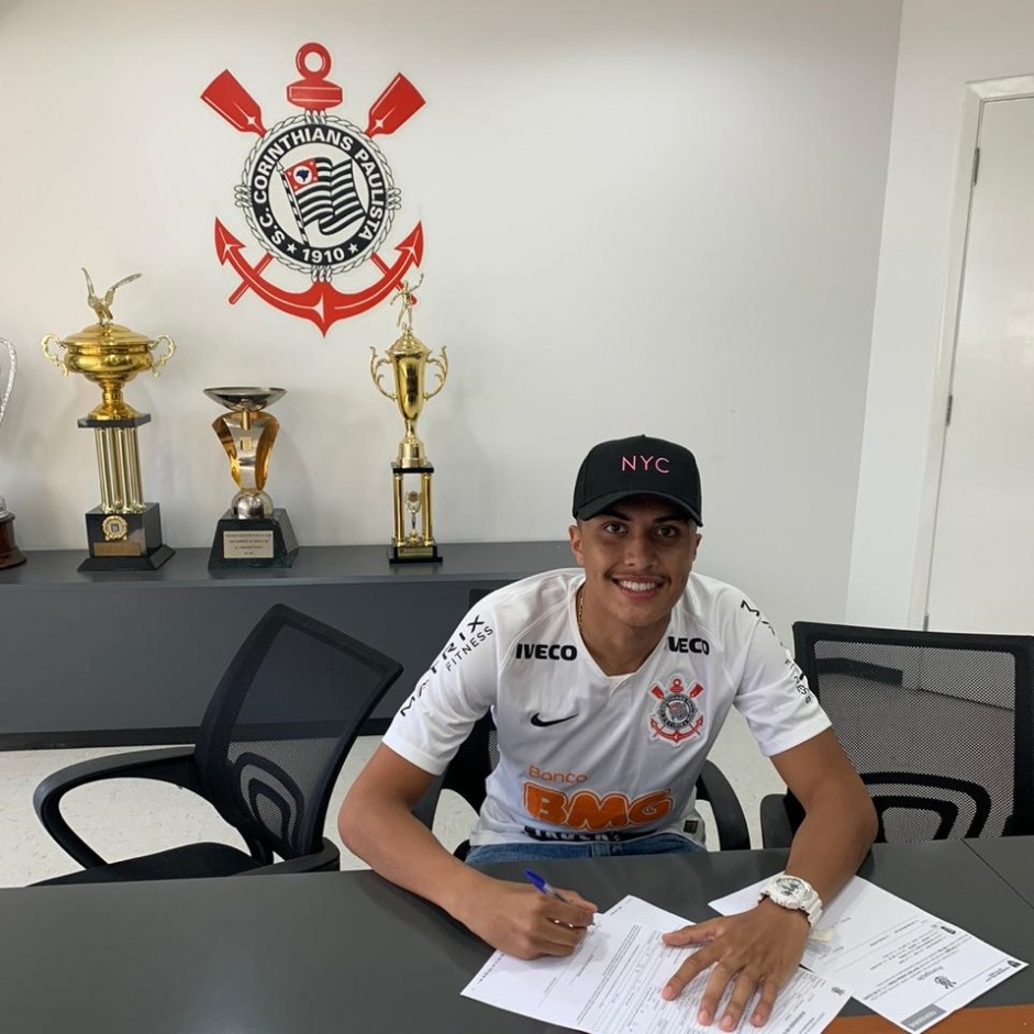 Lateral assinou contrato novo com o Corinthians at o final de 2022