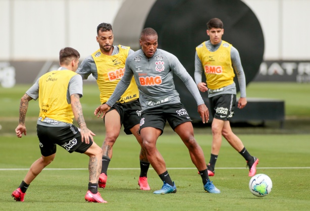 Reservas foram a campo para trabalho com bola