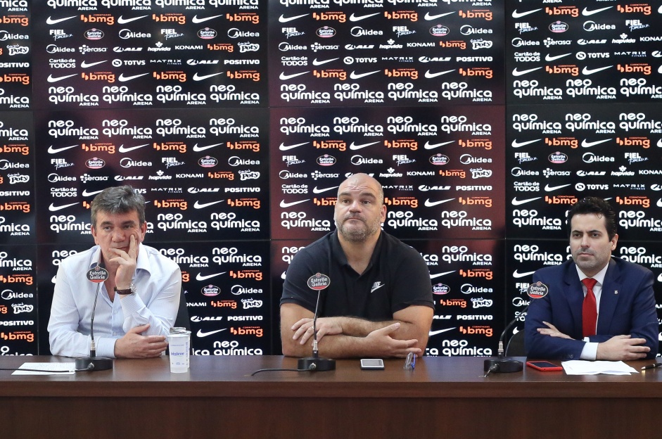 Caio Campos (ao centro) explicou outros acordos para a Arena