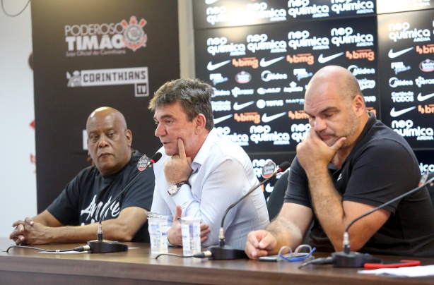 Caio Campos, ao lado esquerdo de Andrés Sanchez, deve deixar o clube nos próximos dias