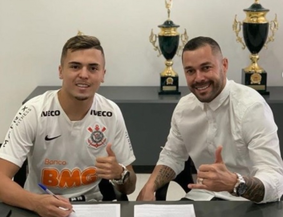Jogador assinou contrato e vai se juntar aos treinos do sub-20 do Corinthians