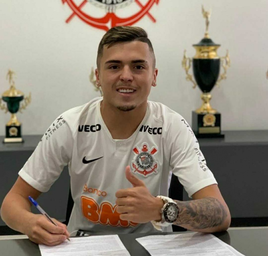 Kevin Emmel, de 19 anos, assinou com o Corinthians por trs anos;  o terceiro agenciado pelo ex-lateral Andr Santos que chegou ao clube em menos de um ano