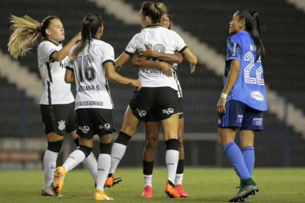 Histórico de duelo contra o Cruzeiro coloca Corinthians com um pé