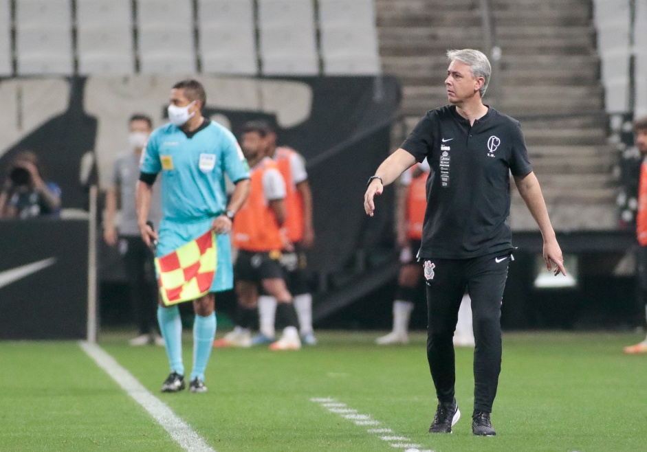 Tiago Nunes explicou as mudanas no time titular para o Drbi