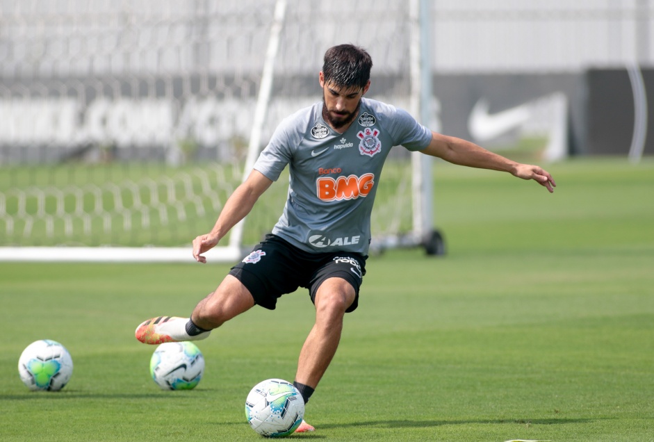 Com a expulso de Danilo Avelar, Bruno Mndez deve ser uma das novidades para o duelo contra o Fluminense