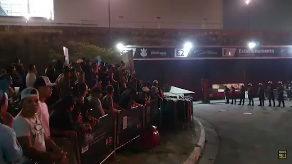 Torcida protestou j ao final do jogo, na entrada da Neo Qumica Arena