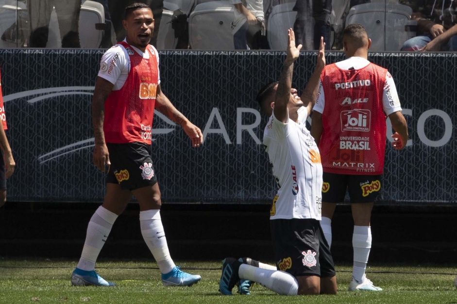 Ralf marcou o gol de nmero 11.000 do Corinthians diante do Vasco, na Neo Qumica Arena