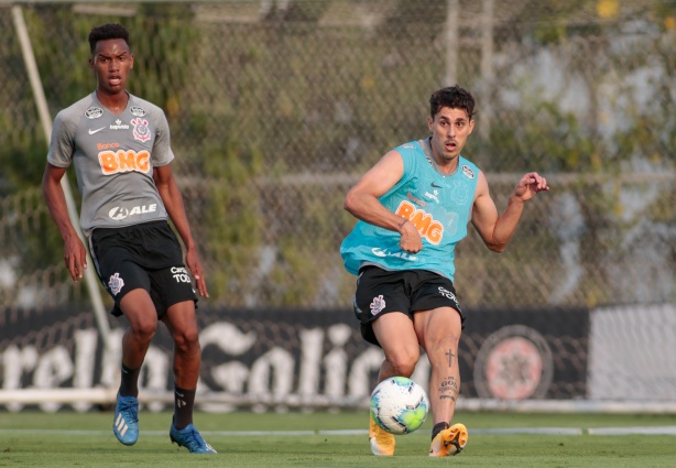 Coelho conta com garotos da base em treinamento no CT