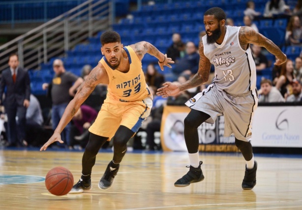 Malcom Miller (com a bola) tem passagem pelo NBA G League