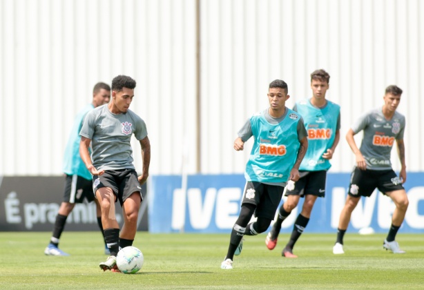 Du e Adson, do Sub-20, durante treino integrado com o profissional nesta quinta-feira