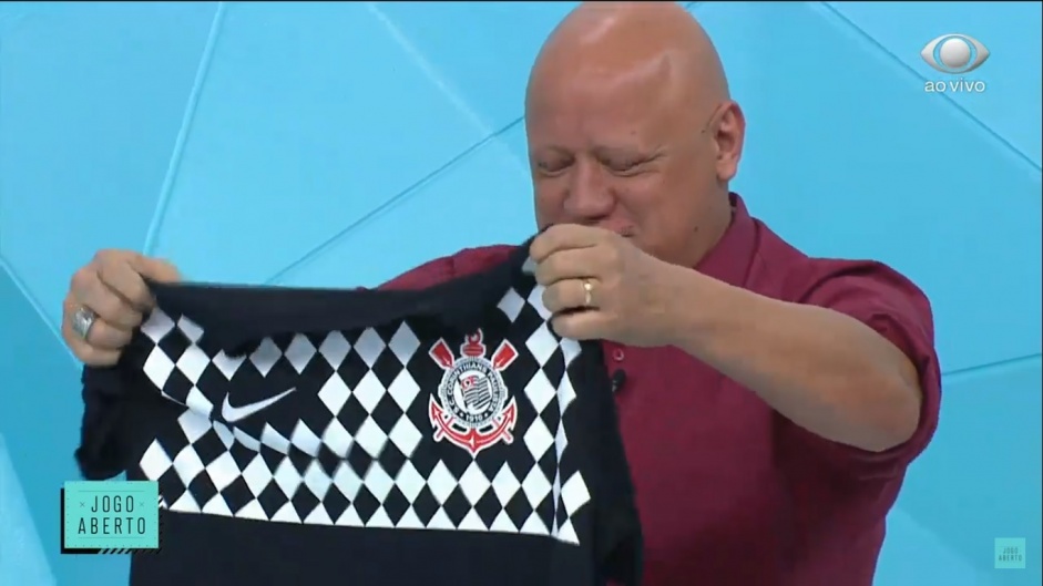 Momento em que o ex-goleiro Ronaldo Giovanelli recebe a camisa do Corinthians