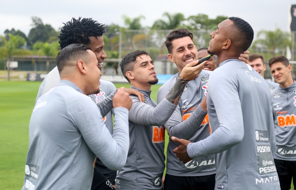 Jogadores do Corinthians "batizaram" os mais novos do elenco