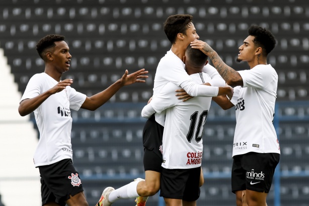 Matheus Araújo e Felipe Augusto marcaram os gols da vitória do Corinthians na estreia do Brasileirão Sub-20