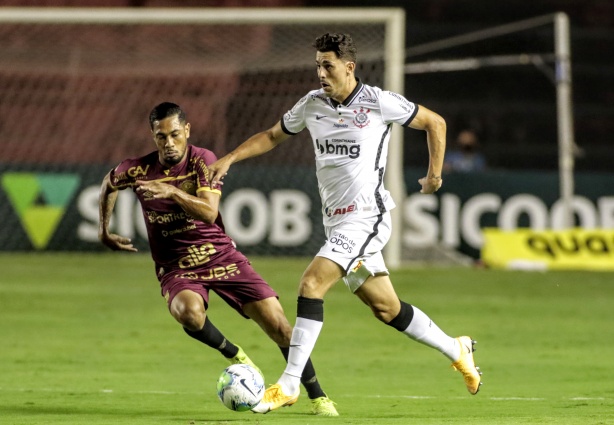 Por várias vezes Danilo Avelar carregou a bola no ataque, cometendo erros técnicos; zagueiro não foi bem