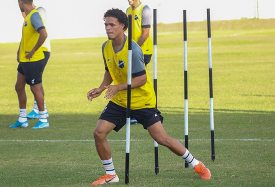 Reginaldo, lateral-esquerdo de 19 anos que pertence ao ABC, interessa a Corinthians e Palmeiras