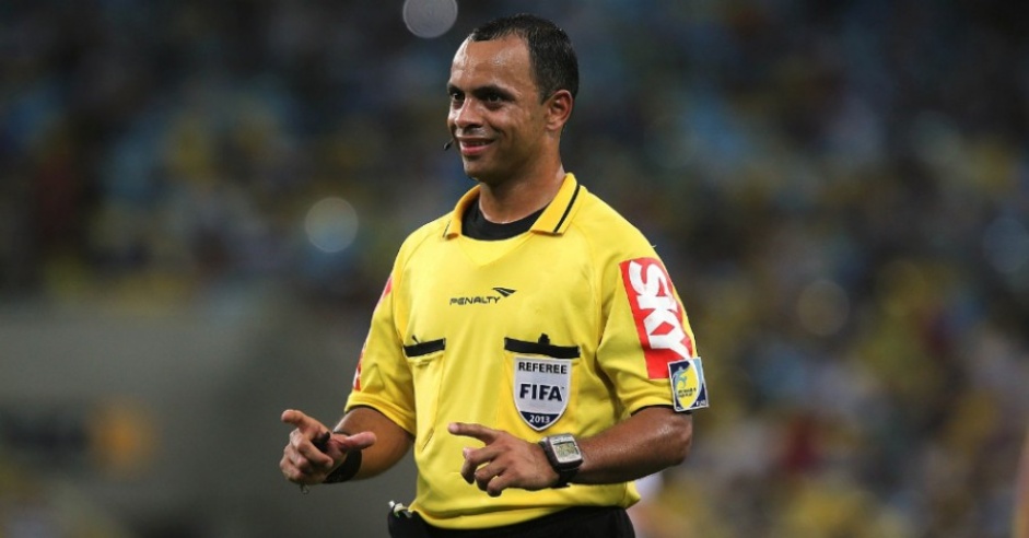 Wilton Pereira Sampaio apita o duelo entre Corinthians e Sport