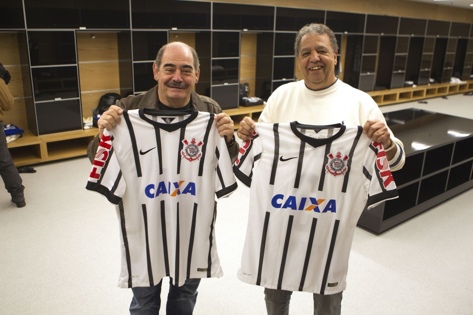 Rivellino e Tio posam com camisa do Corinthians no vestirio da Neo Qumica Arena